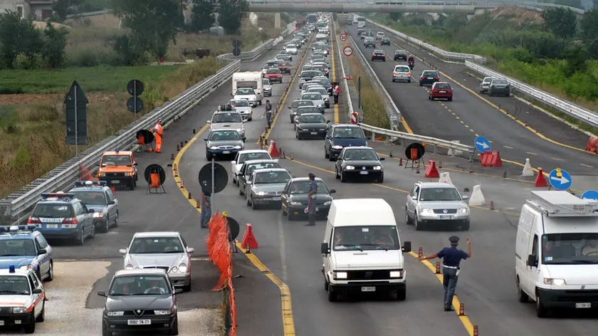 Un'immagine di archivio mostra un tratto di autostrada bloccata da Lagonegro a Sala Consilina sulla A3 Salerno-Reggio Calabria. ANSA /PASQUALE STANZIONE