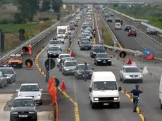 Un'immagine di archivio mostra un tratto di autostrada bloccata da Lagonegro a Sala Consilina sulla A3 Salerno-Reggio Calabria. ANSA /PASQUALE STANZIONE