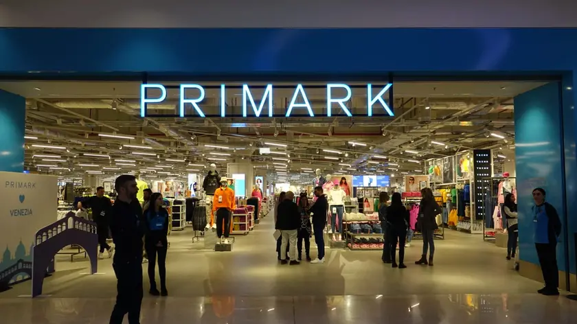 L'ingresso del grande magazzino Primark alla Nave de Vero (fotoservizio Pòrcile)