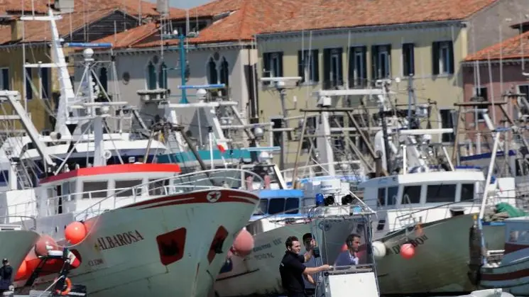 I pescatori dei compartimenti di Chioggia e Caorle protestano contro le nuove norme UE sulla pesca a strascico: questa mattina oltre duecento motopescherecci, con a bordo circa tremila pescatori, hanno inscenato un carosello sul Canale della Giudecca, prima di attraccarsi davanti alla Capitaneria di Porto veneziana: poi una delegazione guidata dai sindaci dei comuni lagunari e' stata ricevuta dal governo regionale, per presentare una mozione di protesta al parlamento europeo. ANDREA MEROLA