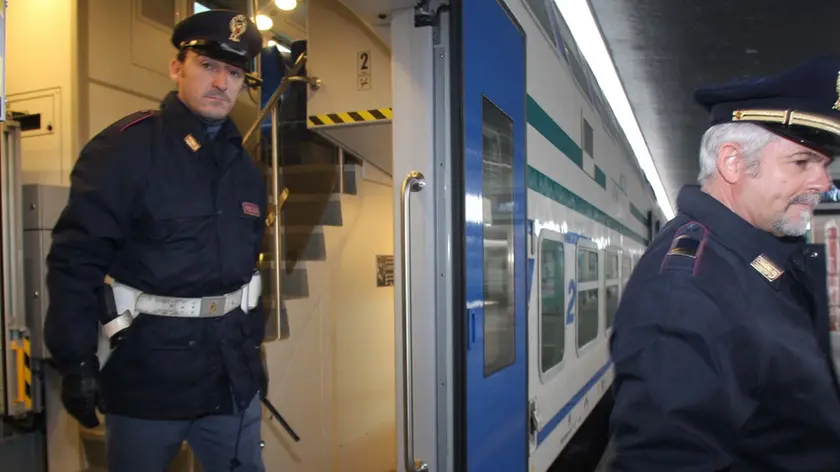La polfer è riuscita ad evitare che il treno travolgesse la persona sui binari