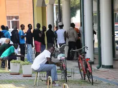 COLUCCI - DINO TOMMASELLA - ERACLEA - I PROFUGHI IN CODA DAVANTI ALL'AMBULATORIO MEDICO