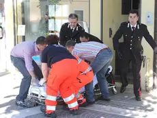 Monselice, 07 Mag 12.TSO ad un ragazzo in p.za Ossicella. Nella foto: il "soccorso" al ragazzo in barella.Ph. Zangirolami