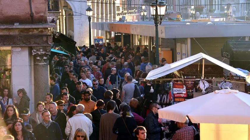 Interpress/Mazzega Venezia, 30.10.2016.- Venezia presa d'assalto dai turisti.- Pontile ACTV Rialto
