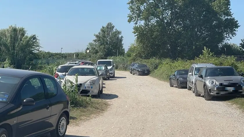 Le auto in sosta a isola Verde hanno impedito a un'ambulanza di arrivare in spiaggia, dove una ragazza aveva bisogno di aiuto