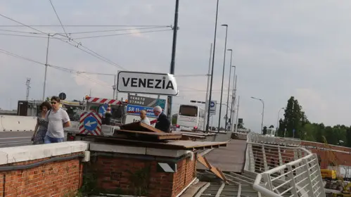 Foto Agenzia Candussi/ Chiarin/ Venezia, ponte della libertà/ Temporale causa gravi danni alla pista ciclabile