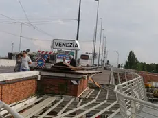 Foto Agenzia Candussi/ Chiarin/ Venezia, ponte della libertà/ Temporale causa gravi danni alla pista ciclabile