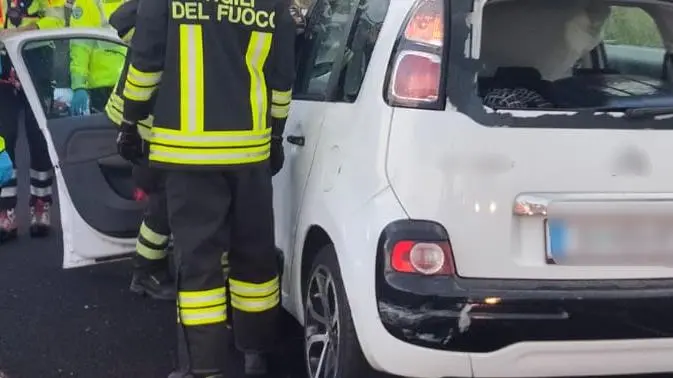 L’auto della 64enne austriaca colpita dallo pneumatico