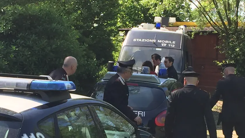 I carabinieri in forze sul luogo del delitto (foto Pòrcile)