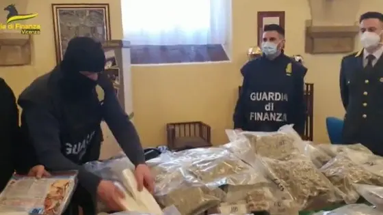 I finanzieri di Vicenza con parte della droga sequestrata