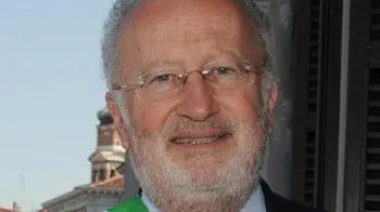 Il neosindaco di Venezia Giorgio Orsoni oggi 8 aprile 2010, a Cà Farsetti sede del Municipio, sul Canal Grande. ..La citta' della laguna resta al centrosinistra, ma l'insediamento di Orsoni segna comunque la fine dell'era Cacciari, il sindaco-filosofo che ha guidato Venezia per quasi 15 anni e che oggi ha dato l'addio alla sua lunga esperienza amministrativa...../ANSA / ANDREA MEROLA / DBA