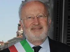 Il neosindaco di Venezia Giorgio Orsoni oggi 8 aprile 2010, a Cà Farsetti sede del Municipio, sul Canal Grande. ..La citta' della laguna resta al centrosinistra, ma l'insediamento di Orsoni segna comunque la fine dell'era Cacciari, il sindaco-filosofo che ha guidato Venezia per quasi 15 anni e che oggi ha dato l'addio alla sua lunga esperienza amministrativa...../ANSA / ANDREA MEROLA / DBA