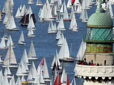 Un'immagine della partenza della 43a edizione della Barcolana nello specchio di mare antistante il Faro della Vittoria a Trieste, 9 ottobre 2011. Esimit, dell'armatore Igor Simcic, con il tre volte olimpionico Jochen Schumann alla guida e Alberto Bolzan al timone, ha vinto la 43/a edizione della coppa d'Autunno, senza pero' battere il proprio record del 2010. ANDREA LASORTE/ANSA