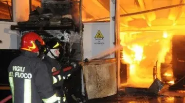 Da sinistra alcune immagini dell’intervento dei vigili del fuoco di Venezia e Padova (le foto ci sono state gentilmente inviate dai pompieri di Mestre) alla Segheria Veneta di Caselle di Santa Maria di Sala. Prima la lotta contro le fiamme e il capannone del magazzino crollato