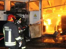 Da sinistra alcune immagini dell’intervento dei vigili del fuoco di Venezia e Padova (le foto ci sono state gentilmente inviate dai pompieri di Mestre) alla Segheria Veneta di Caselle di Santa Maria di Sala. Prima la lotta contro le fiamme e il capannone del magazzino crollato