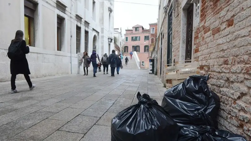 Interpress/M.Tagliapietra venezia 28.11.2016.- Raccolta differenziata Dorsoduro, Campo San Barnaba. Verifica Veritas. Immondizie abbandonate.
