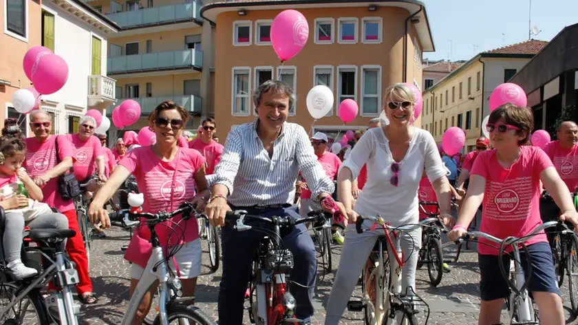 Agenzia: Candussi. Giornalista: Costa. Descrizione: manifestazione Pedalata in Fucsia, partenza dal punto comune di Calle del Sale, Mestre. nella foto: Luigi Brugnaro con moglie e figli, assieme a Francesca Zaccariotto