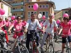 Agenzia: Candussi. Giornalista: Costa. Descrizione: manifestazione Pedalata in Fucsia, partenza dal punto comune di Calle del Sale, Mestre. nella foto: Luigi Brugnaro con moglie e figli, assieme a Francesca Zaccariotto