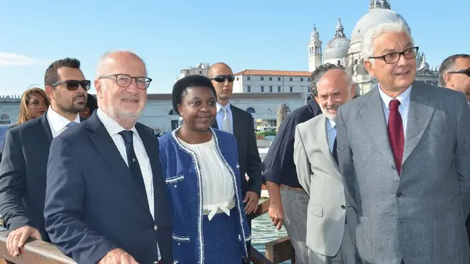 INTERPRESS/TAGLIAPIETRA- LA MIN. KIENGE A CA'GIUSTINIAN.