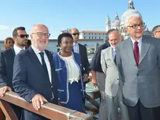 INTERPRESS/TAGLIAPIETRA- LA MIN. KIENGE A CA'GIUSTINIAN.