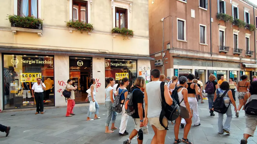 Venezia, 24.07.2006.- Turisti in Strada Nuova.- (Cà D'Oro).- Interpress/Agostini -