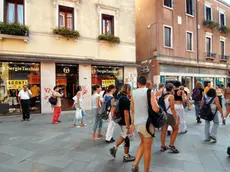 Venezia, 24.07.2006.- Turisti in Strada Nuova.- (Cà D'Oro).- Interpress/Agostini -