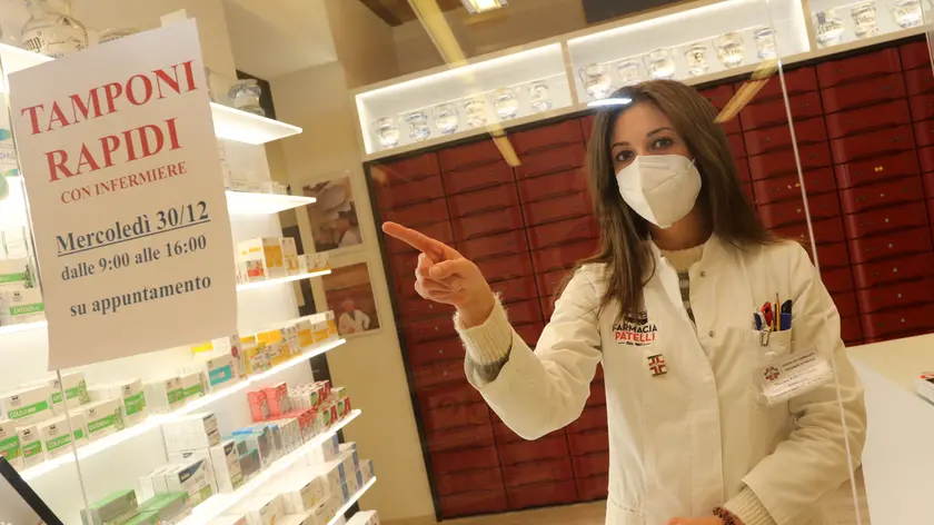 DE POLO . AG.FOTOFILM . TREVISO . FARMACIA PATELLI CON CARTELLO VENDITA TAMPONI RAPIDI
