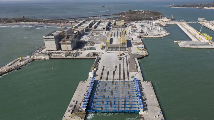 L’isola del cantiere Mose a Pellestrina, al tempo della costruzione del sistema delle dighe mobili