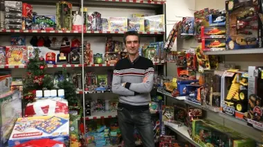 Fabio Bertini nel suo negozio di giocattoli in via Miranese a Chirignago