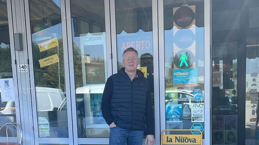 Il titolare della tabaccheria di via Roma a Jesolo dove sono stati vinti centomila euro