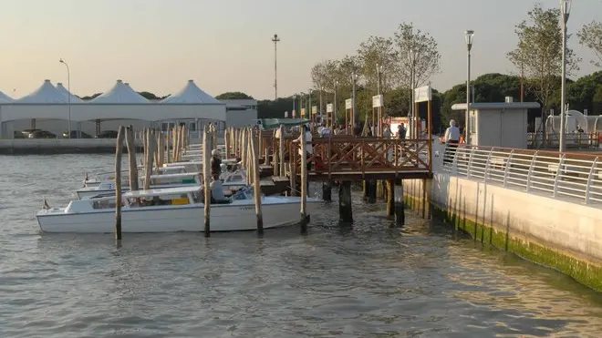 TESSERA 12/10/2006 Aeroporto Marco Polo darsena taxi signora caduta in acqua (c) Bertolin M. richiesto da MION - TESSERA 12/10/2006 Aeroporto Marco Polo darsena taxi signora caduta in acqua