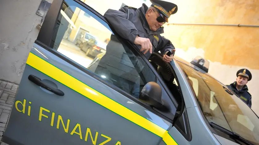 Una pattuglia della Guardia di Finanza al lavoro in provincia di Pisa in una foto d'archivio...ANSA/FRANCO SILVI - Un finanziere