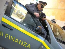 Una pattuglia della Guardia di Finanza al lavoro in provincia di Pisa in una foto d'archivio...ANSA/FRANCO SILVI - Un finanziere