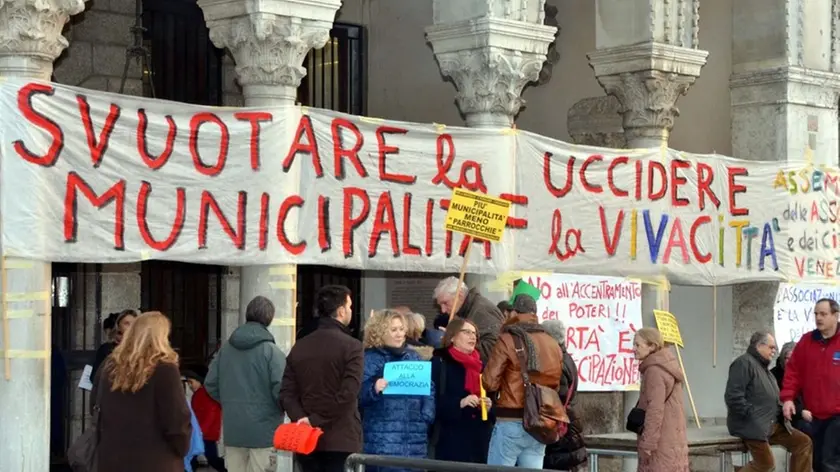 Interpress/Mazzega Venezia, 25.02.2016.- Consiglio Comunale "Inquinamento".- Nella foto protesta delle Municipalità.