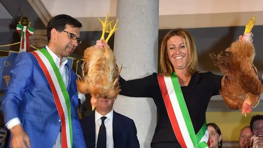 COLUCCI - DINO TOMMASELLA - MUSILE - PATTO D'AMISTA' - CERIMONIA DELLO SCAMBIO DEI CAPPONI FRA SINDACO CERESER E SUSANNA (CON LA PRESENZA DEL VICESINDACO DEI RAGAZZI)