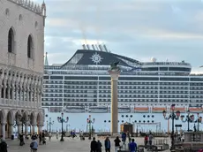 La supernave MSC Divina mentre transita nel bacino san Marco, Venezia, 21 settembre 2013. ANSA/ANDREA MEROLA