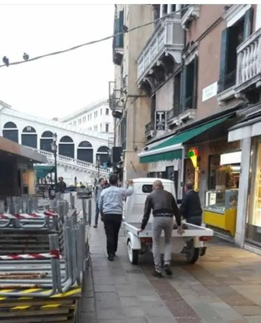 L'Ape avvistata mercoledì 20 settembre a Rialto (foto Andaccini)