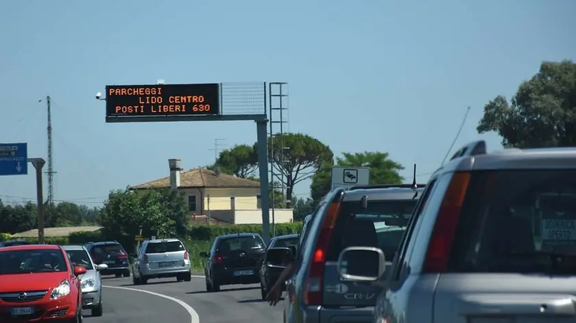 DE POLO - DINO TOMMASELLA - JESOLO LIDO - TRAFFICO IN ENTRATA E PARCHEGGI ANCHE SUI PRATI