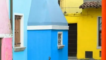 Il suggestivo scorcio di Caorle in copertina di «TuttoCittà»
