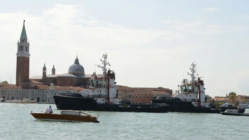 La scorta dei "suoi" rimorchiatori per accompagnare il feretro di giovanni Calderan (foto Interpress)