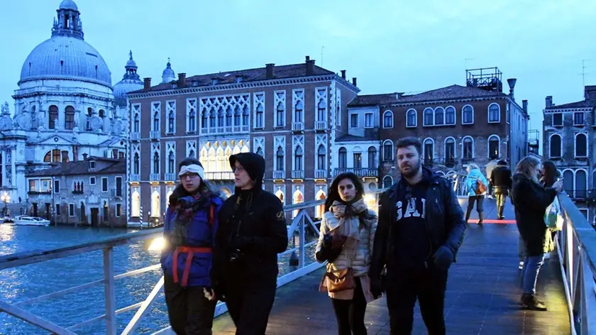 Interpress\M.Tagliapietra Venezia 19.11.2019.- Ponte Votivo Madonna della Salute aperto. Serale.