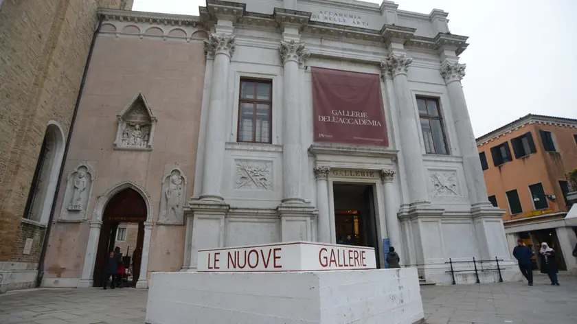 Interpress/M.Tagliapietra Venezia 11.01.2014.- Basamento in cemento per la gru davanti alle Gallerie dell'Accademia.