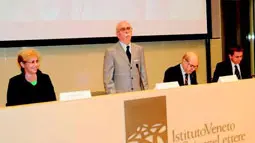 La cerimonia di premiazione e a sinistra Katy Newman