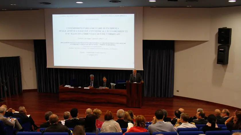 Agenzia Candussi, giornalista Favarato. Commissione Parlamentare d'inchiesta sulle attività illecite connesse al riciclo dei rifiuti e su illeciti ambientali ad esse correlati, presso Auditorium Centro Servizi Città Metropolitana Venezia, Mestre.