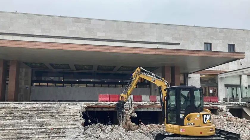 La ruspa nel piazzale della stazione Santa Lucia