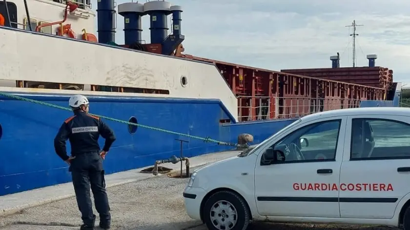 La guardia costiera impegnata in un controllo