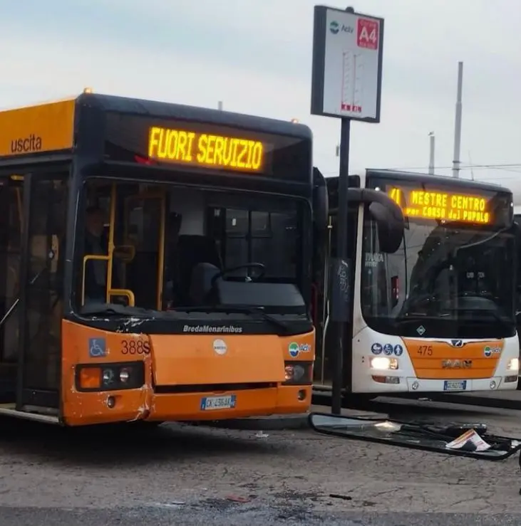 In primo piano uno degli autobus coinvolti nell'incidente