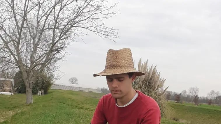 Cesare Bulegato con la sua capra Cricchetta nell'azienda agricola di famiglia