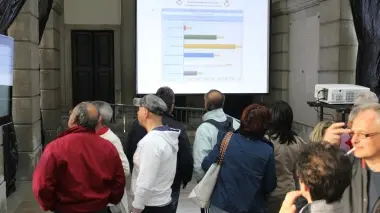 Un momento dello spoglio dei risultati trasmesso in diretta in minicipio