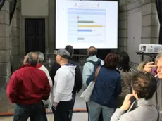 Un momento dello spoglio dei risultati trasmesso in diretta in minicipio